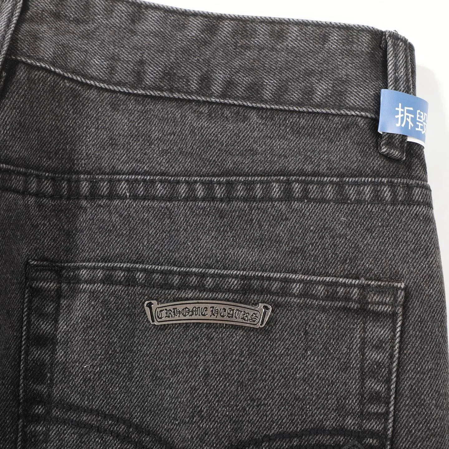P300 CH Chromehearts black cross-stitched leather black and gray heavy-duty cow king jeans, cabinet price 74W level, patchwork cross pattern embellishment, washed jeans! ! An absolutely high-end luxury product, a 1.9W-level god-level single product, a super popular product, made by top heavy industry, a magic weapon that cannot be missed! [About Zangyin] This is an extremely luxurious fashion brand that can also be called the aristocracy of the high street. It has always been an exclusive brand for some hipsters or rich second generations. Compared with ordinary high streets, it is more luxurious and noble. Compared with luxury brands, it is more fashionable and individual. It has always been a brand that I have a special liking for. [Top heavy industry fashion design] Consistently high-street luxury style. Speaking of this style, the Zangyin family and GU family are definitely the leading representative brands. Especially the Zangyin family has really achieved a state-of-the-art effect in creating high-street style. The unique washed material is used to create this style. The color system is already quite eye-catching. After it is decorated with patchwork cross flowers, it cleverly highlights the charm of the brand. Secondly, this style uses classic The high-waist cutting design highlights the long legs and fashionable temperament of the upper body. The brand is highly recognizable and the slim fit configuration is more suitable for daily wear. It is a product that interprets personality, fashion, and specifications at a glance. This single product is enough to make any fan excited. It can be a white T-shirt for a youthful college style, or a tight suspender for a royal style. It has strong matching ability and can be easily controlled by men.  [Materials and craftsmanship] Needless to say, this point goes without saying. As an excellent craftsman brand, Zangyin’s requirements for details and craftsmanship are really perfect. The washed color of this model has gone through so many processes, not to mention the embellishment of denim appliques. It is also purely hand-made and sewn. Just like what they believe in, only hand-made things have soul and have the meaning of wear. A top-notch heavy-duty fashionable denim item, I look forward to your perfect interpretation! !  Color: black gray Size: 28-36